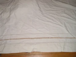 Drap ancien en lin ou métis à 3 rangées de jours avec retours