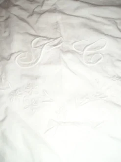 Drap ancien en lin ou métis à 2 rangées de jours avec retours