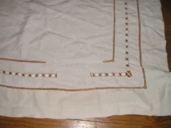Drap ancien en lin ou métis à 2 rangées de jours avec retours