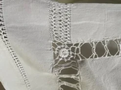 Drap ancien monogramme LR en lin et coton brodé