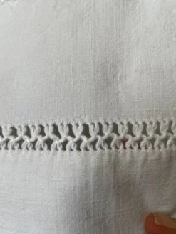 Drap ancien monogramme LR en lin et coton brodé