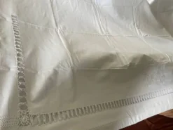 Drap ancien monogramme LR en lin et coton brodé