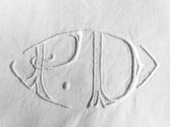 Drap brodé chiffres monogramme initiales P et D