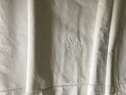 Drap brodé main metis