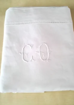 Drap de dessus en coton blanc monogrammé "CQ" 2 x 3 m