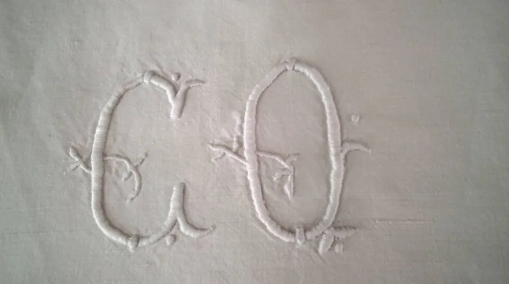 Drap de dessus en coton blanc monogrammé "CQ" 2 x 3 m