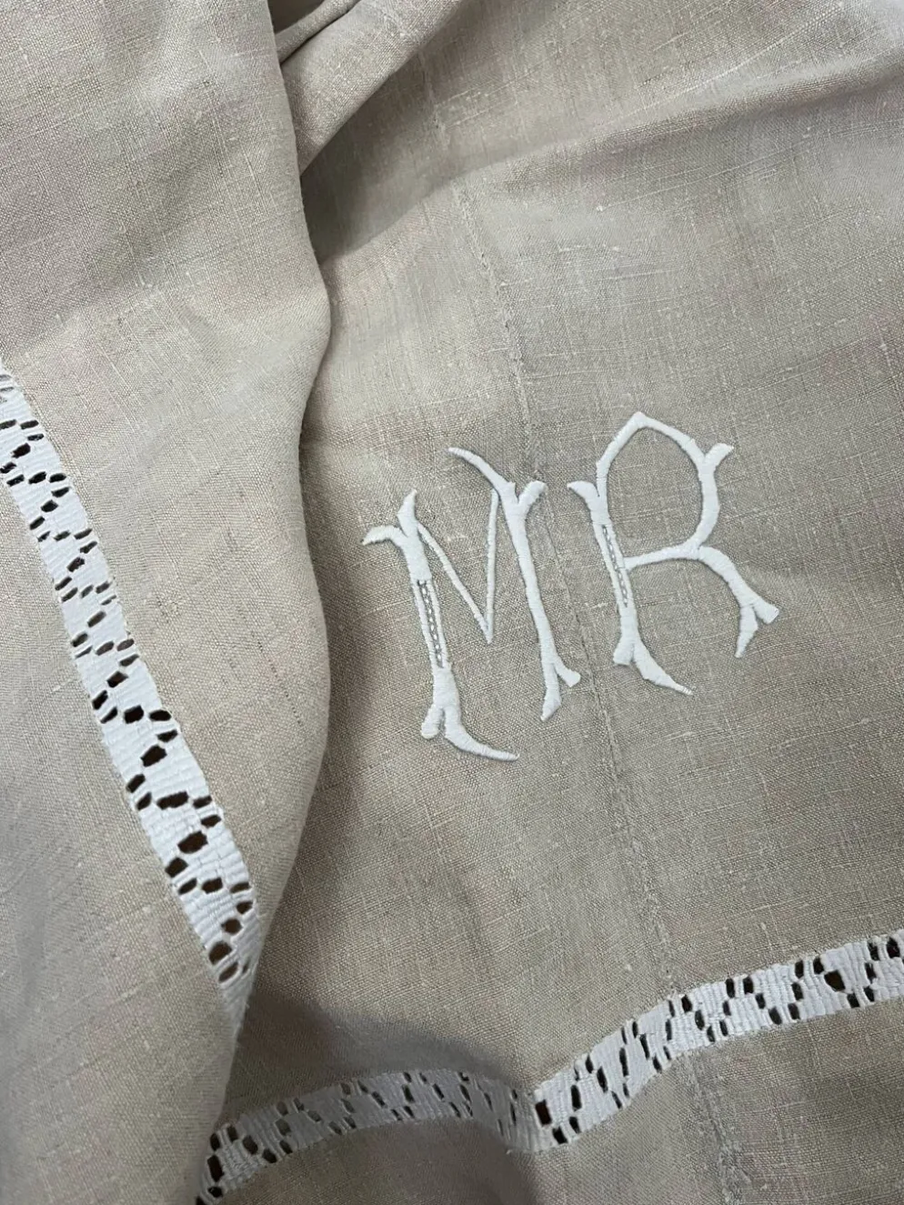 Drap en lin brodé avec monogramme MR