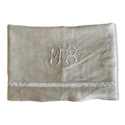 Drap en lin brodé avec monogramme MR