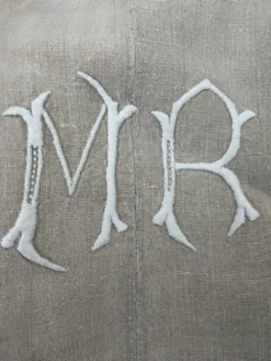 Drap en lin brodé avec monogramme MR