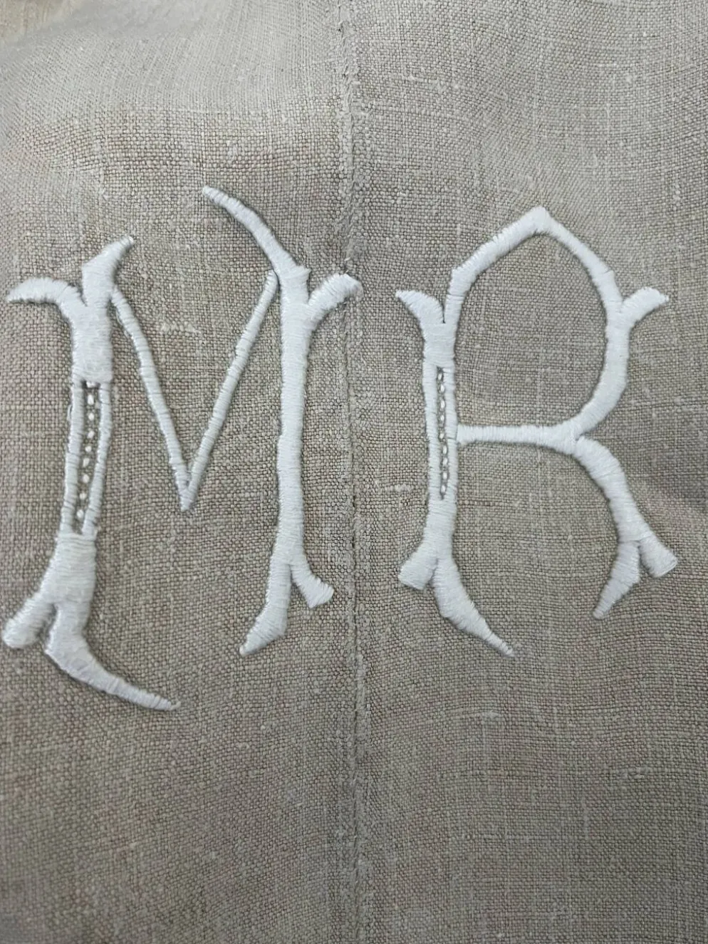 Drap en lin brodé avec monogramme MR