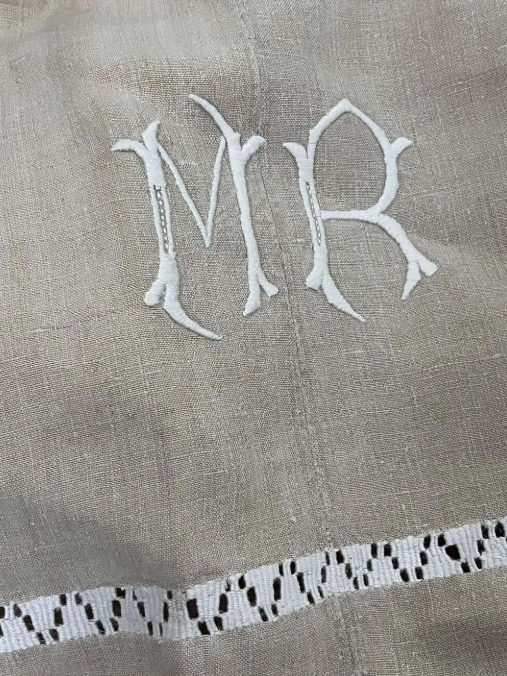 Drap en lin brodé avec monogramme MR