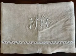 Drap en lin brodé avec monogramme MR