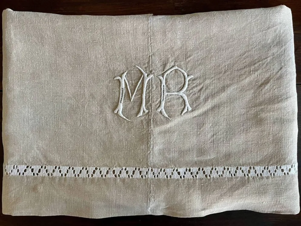 Drap en lin brodé avec monogramme MR