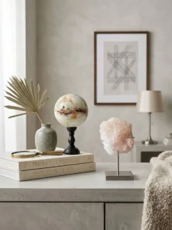 Duo décoratif — Sphère en calcite bandée (onyx marbre) & cristal de calcite sur socles