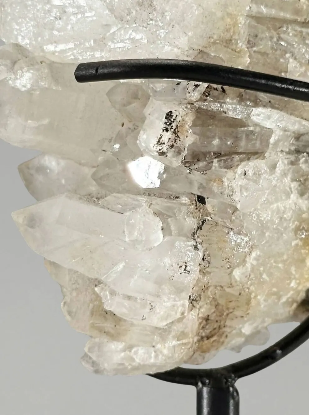 Duo décoratif — Sphère en jaspe Maligano & amas de quartz sur socles