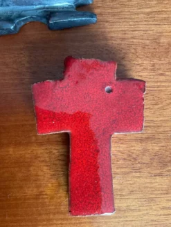 Duo de croix vintage en terre cuite émaillée