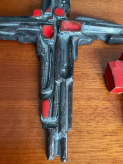 Duo de croix vintage en terre cuite émaillée