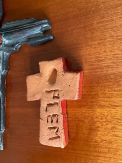 Duo de croix vintage en terre cuite émaillée