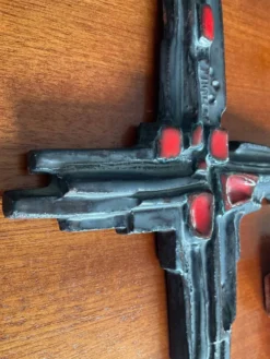 Duo de croix vintage en terre cuite émaillée