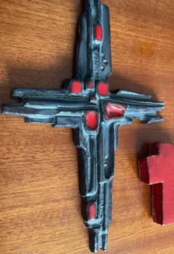 Duo de croix vintage en terre cuite émaillée
