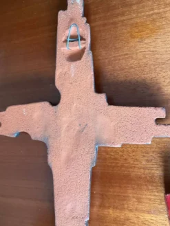 Duo de croix vintage en terre cuite émaillée