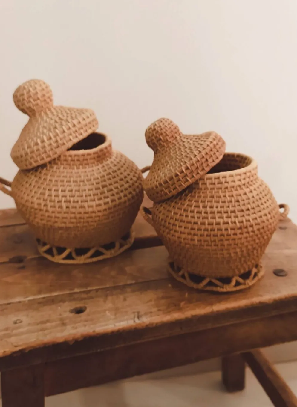Duo de paniers vintage en vannerie artisanale • Pièces décoratives