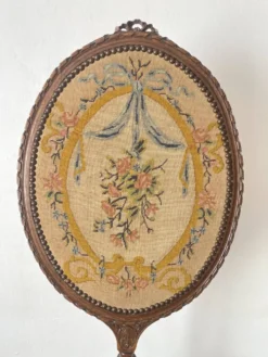 Ecran de cheminée en bois et tissu brodé