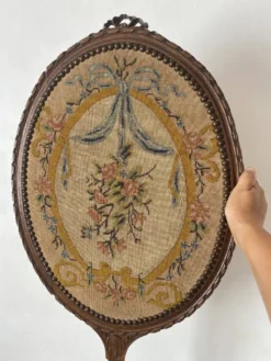 Ecran de cheminée en bois et tissu brodé