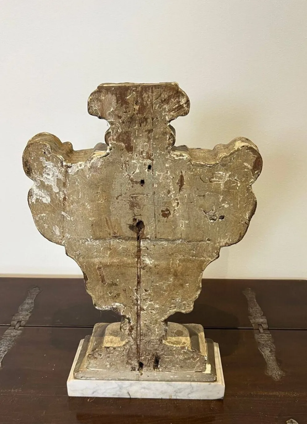 Elément décoratif en bois sculpté sur socle en marbre de Carrare