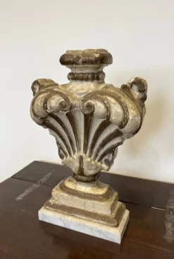 Elément décoratif en bois sculpté sur socle en marbre de Carrare