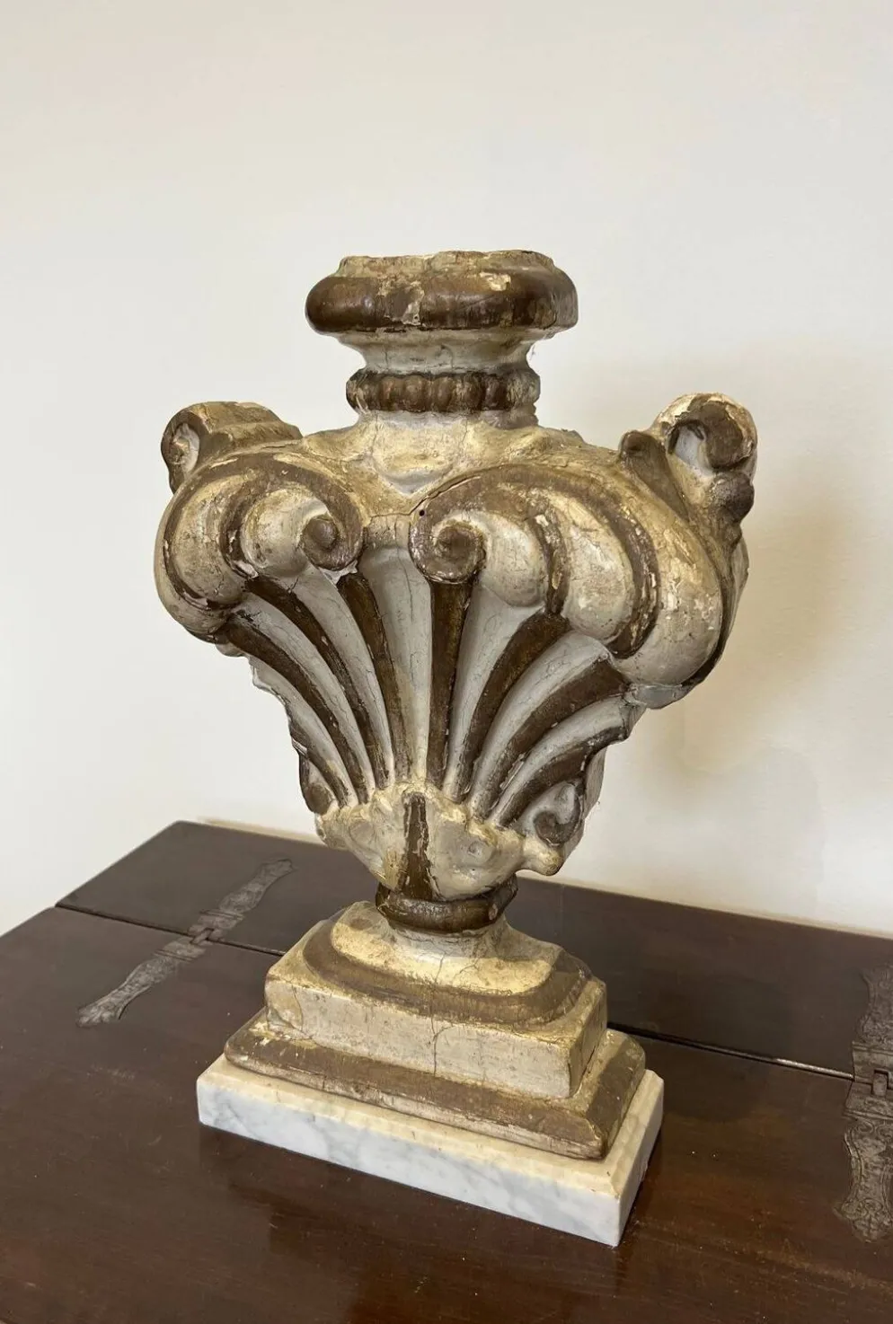 Elément décoratif en bois sculpté sur socle en marbre de Carrare