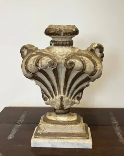 Elément décoratif en bois sculpté sur socle en marbre de Carrare