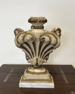 Elément décoratif en bois sculpté sur socle en marbre de Carrare