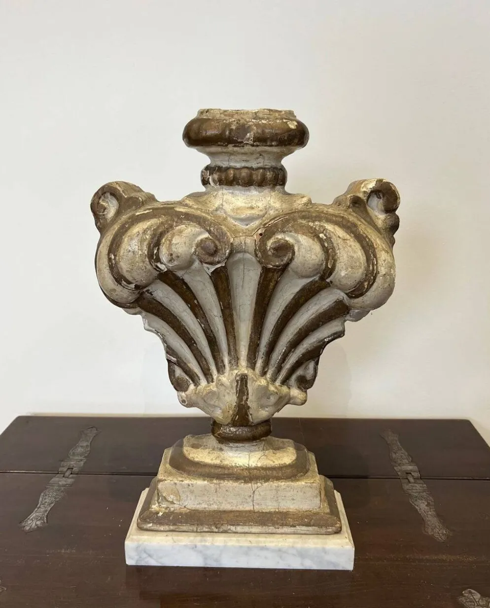 Elément décoratif en bois sculpté sur socle en marbre de Carrare