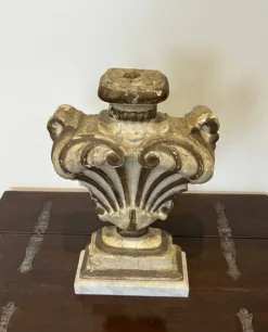 Elément décoratif en bois sculpté sur socle en marbre de Carrare