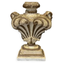 Elément décoratif en bois sculpté sur socle en marbre de Carrare