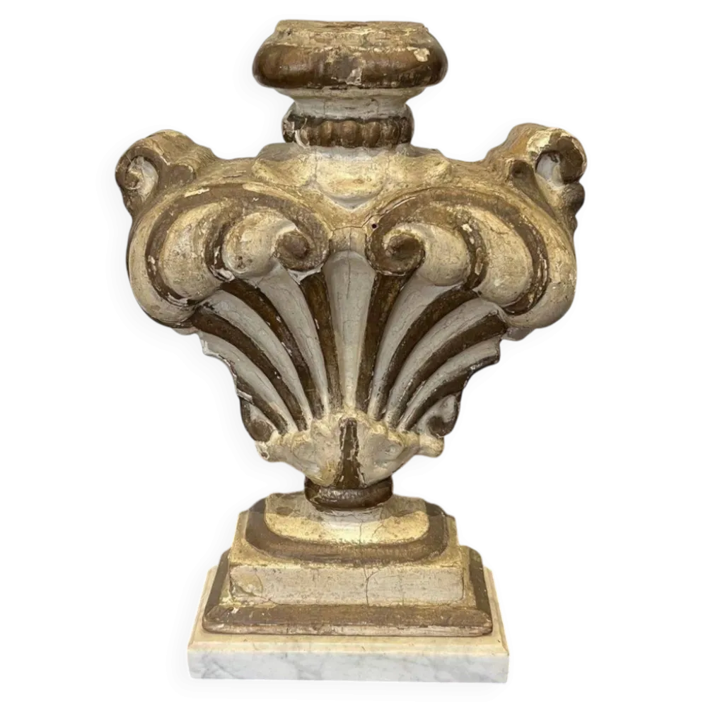 Elément décoratif en bois sculpté sur socle en marbre de Carrare