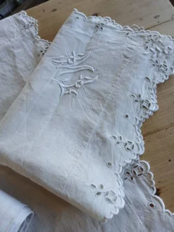 Ensemble ancien drap plat et 2 taies d'oreiller