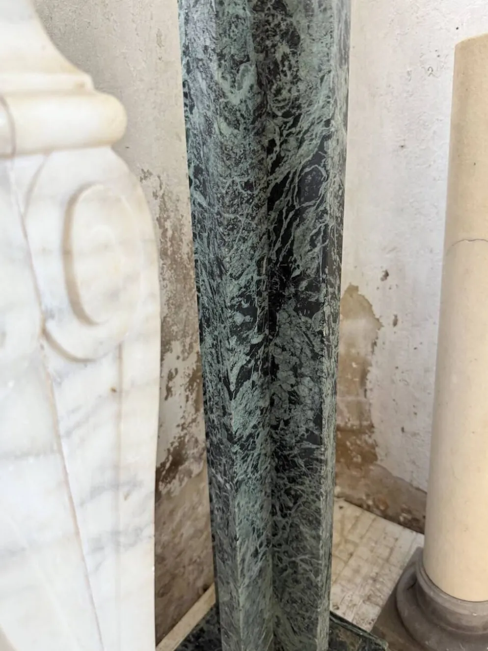 Ensemble 4 colonnes ou socles en marbre
