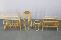 Ensemble d'accessoires en rotin européen du milieu du siècle avec tables et porte-revues, années 1960.