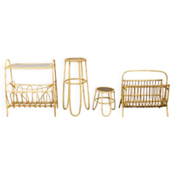 Ensemble d'accessoires en rotin européen du milieu du siècle avec tables et porte-revues, années 1960.