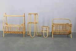 Ensemble d'accessoires en rotin européen du milieu du siècle avec tables et porte-revues, années 1960.