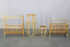 Ensemble d'accessoires en rotin européen du milieu du siècle avec tables et porte-revues, années 1960.