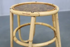 Ensemble d'accessoires en rotin européen du milieu du siècle avec tables et porte-revues, années 1960.