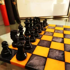 Ensemble d'échecs de luxe vintage des années 1970, couleurs rares, fabriqué en véritable albâtre italien sculpté à la main de Volterra - jaune et noir.