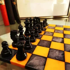 Ensemble d'échecs de luxe vintage des années 1970, couleurs rares, fabriqué en véritable albâtre italien sculpté à la main de Volterra - jaune et noir.