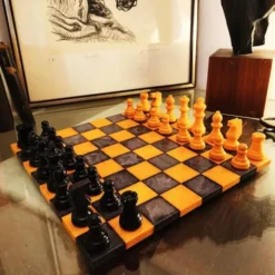 Ensemble d'échecs de luxe vintage des années 1970, couleurs rares, fabriqué en véritable albâtre italien sculpté à la main de Volterra - jaune et noir.