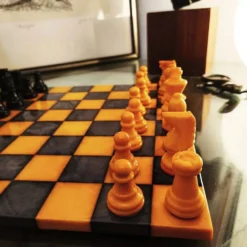 Ensemble d'échecs de luxe vintage des années 1970, couleurs rares, fabriqué en véritable albâtre italien sculpté à la main de Volterra - jaune et noir.