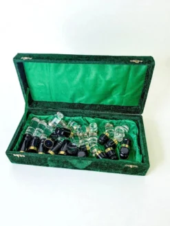 Ensemble d'échecs en acrylique et laiton doré avec plateau en marbre, Italie, années 1970.