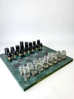 Ensemble d'échecs en acrylique et laiton doré avec plateau en marbre, Italie, années 1970.